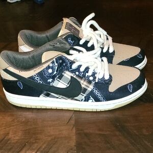 Great Condition Nike SB 2020Travis Scott x Dunk  Sneakers - Black and Cream